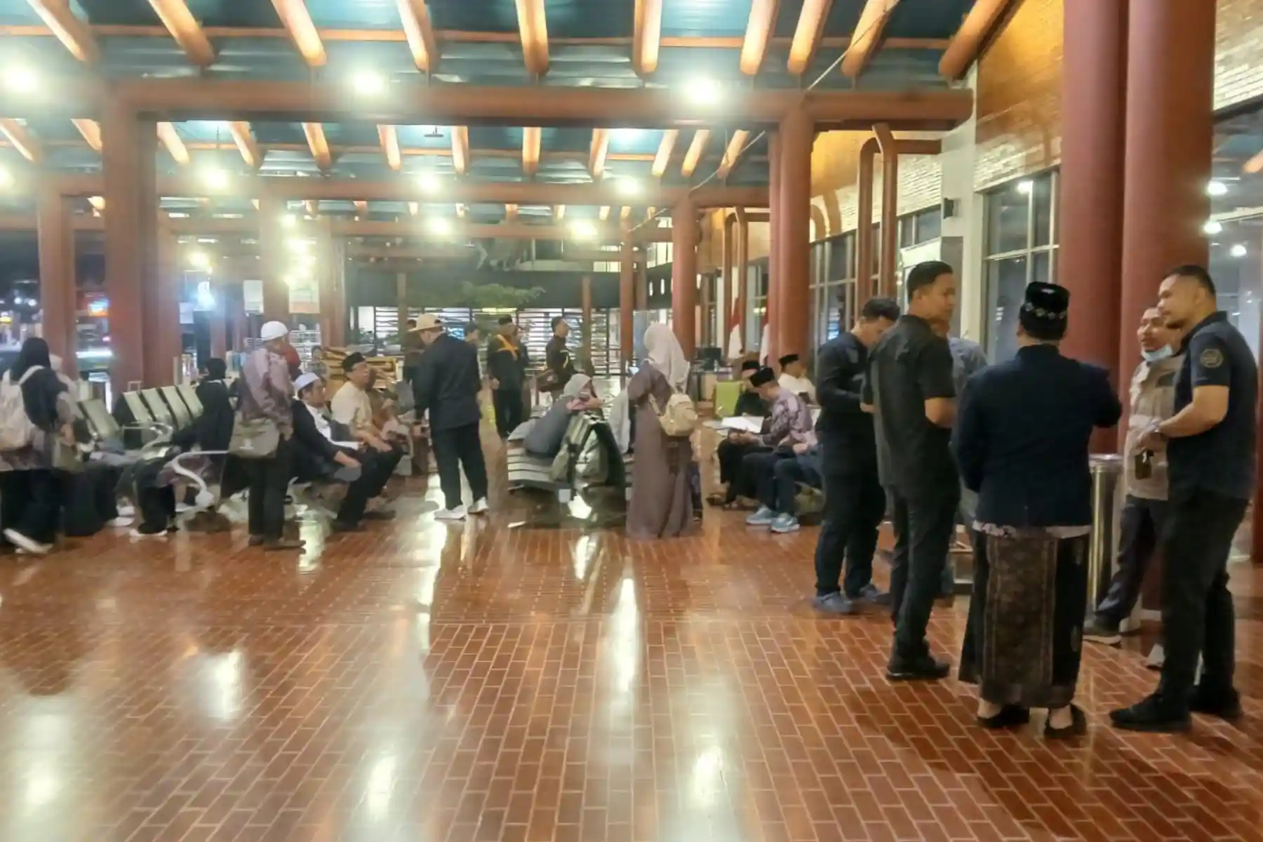 jemaah umrah terlantar - ilustrasi berita Kemenhaj Evakuasi 33 Jemaah Umrah Terlantar di Bandara Soekarno-Hatta Usai…