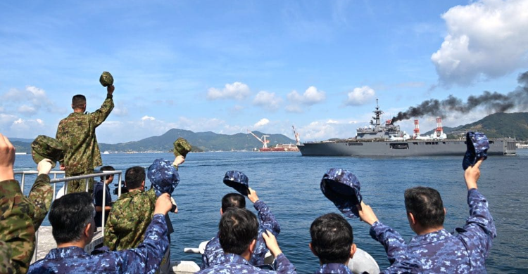 js kunisaki - ilustrasi berita Kapal Angkut JS Kunisaki Dikirim dengan 3 Heli Chinook untuk Tangani Karhutla di…