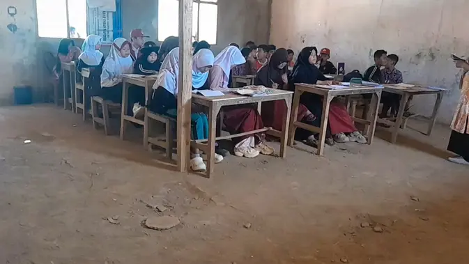 siswa sd sukabumi - ilustrasi berita Kondisi Memprihatinkan: Siswa SD Sukabumi Belajar di Ruang Berlantai Tanah