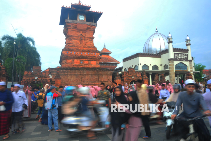 koridor ekonomi wali songo - ilustrasi berita Menata Koridor Ekonomi Wali Songo: Menggeser Ziarah jadi Ekosistem Umat