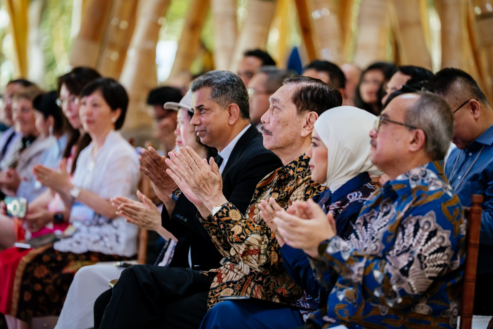 pengguna teknologi - ilustrasi berita Tokoh Global Bahas Dampak AI di Bali, Luhut Ingatkan: Indonesia Tak Boleh…
