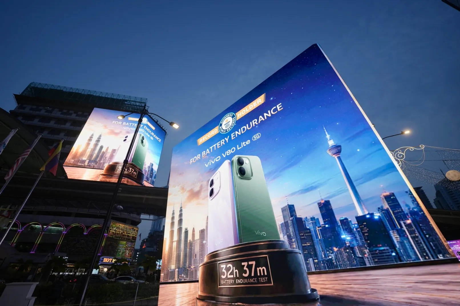 vivo v80 lite - ilustrasi berita Uji Ketahanan di Lot 10: vivo V80 Lite 5G Tampil dengan Baterai 10.000mAh